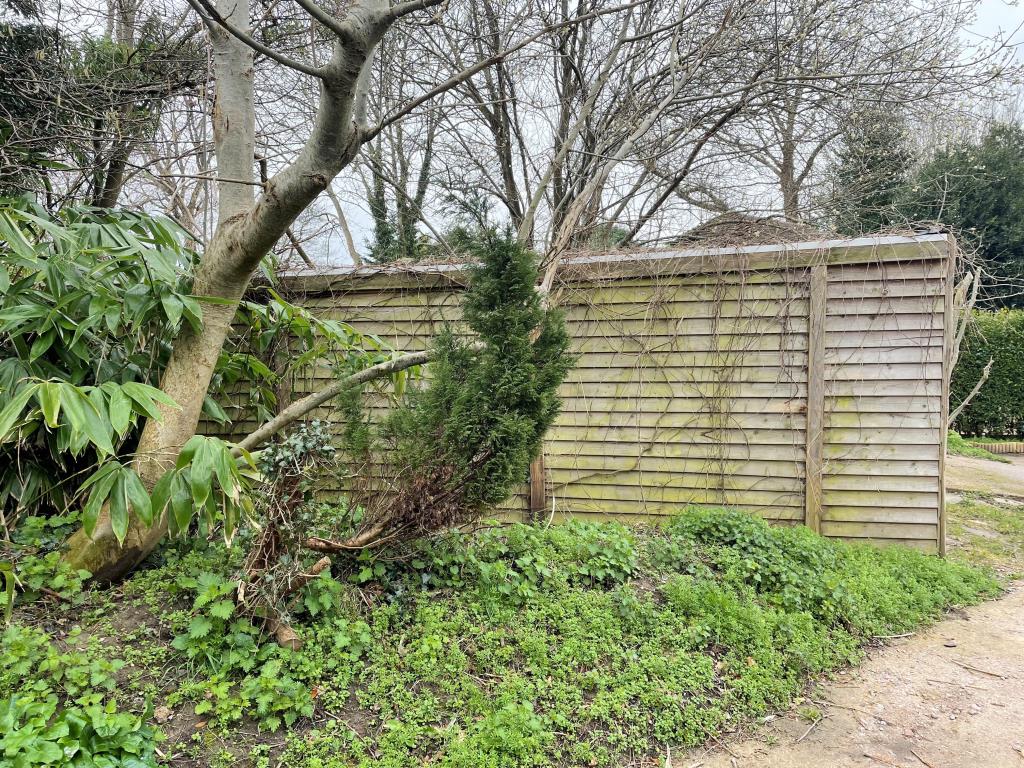 Lot: 53 - GARAGES AND LAND WITH POTENTIAL -